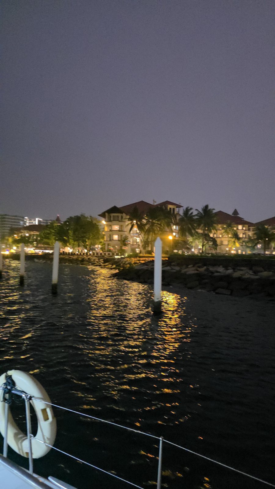 요트 위에서 본 저녁 마리나